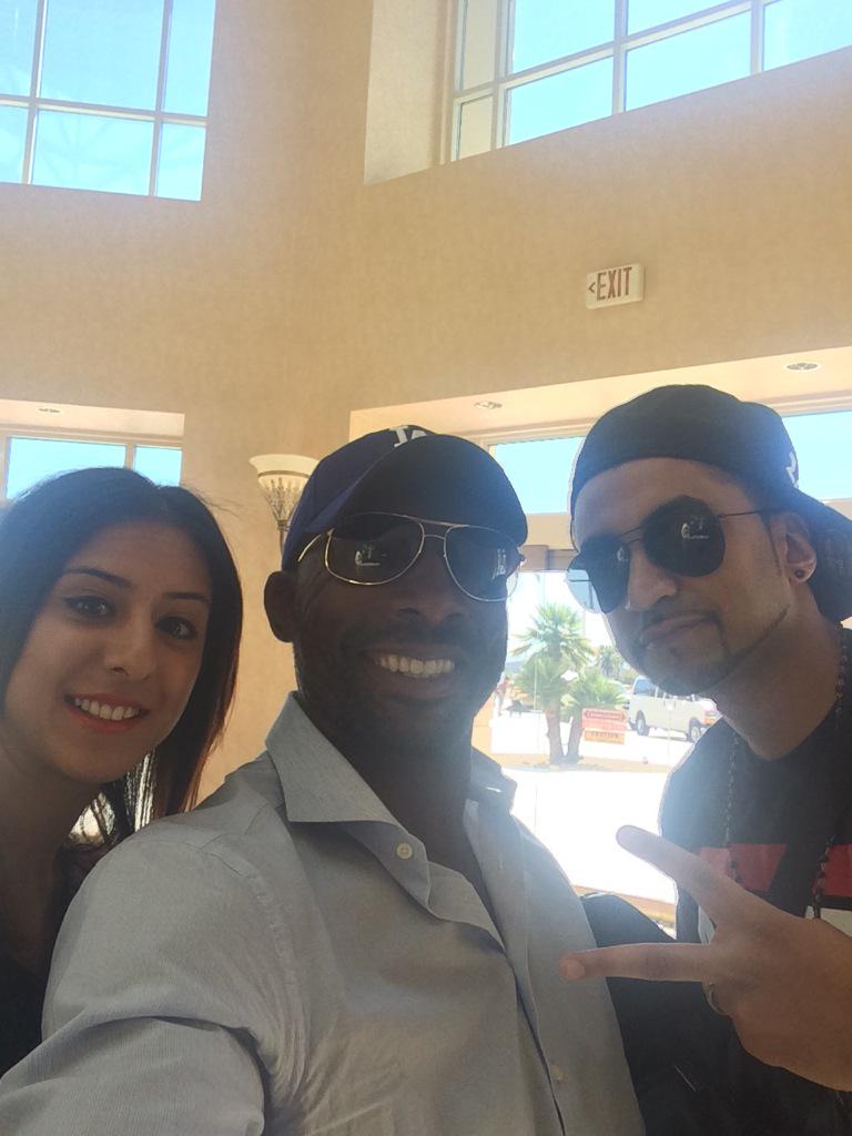 SkyJohnnyNelson's tweet photo. Met this couple that paid 12k each for fight tickets. That's @heych241 kinda lovin right there. http://t.co/pjXXJA8coh