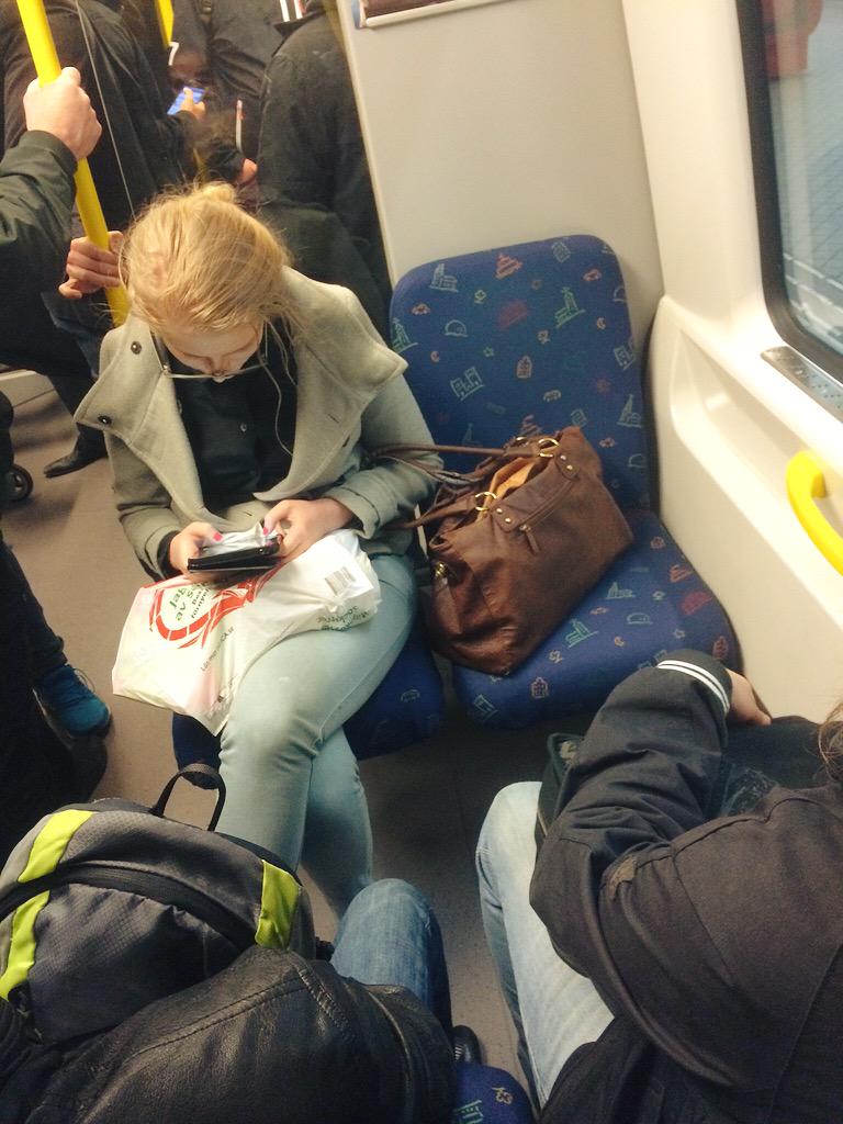 Wildenstam's tweet photo. Alla dessa jävla män som skrevar på tunnelbanan och tar upp all jävla plats så andra får stå. http://t.co/h9x3WplQv3