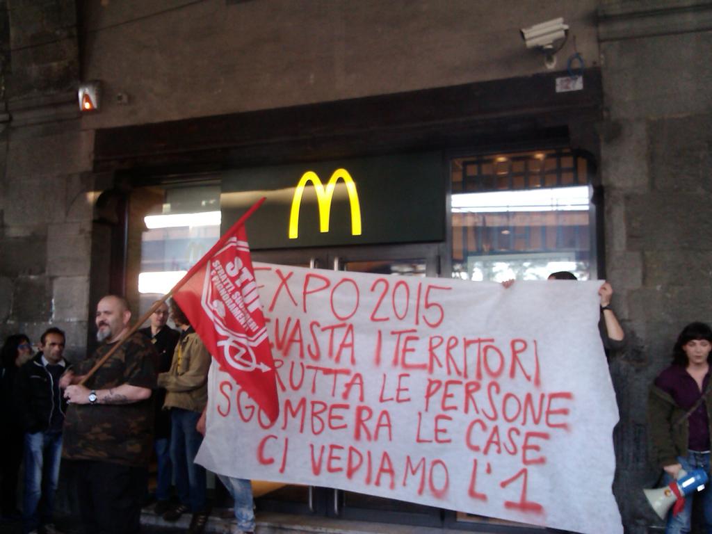 ReUP_Genova's tweet photo. Bloccato il mc donald simbolo della Milano expo 2015! #noexpo http://t.co/mgU8SnLhW8