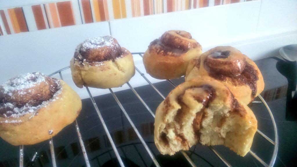 noeliaRpez's tweet photo. Mmmm rollitos d canela... 😍Que blanditoss 😱 http://t.co/cH3CRxRzHJ