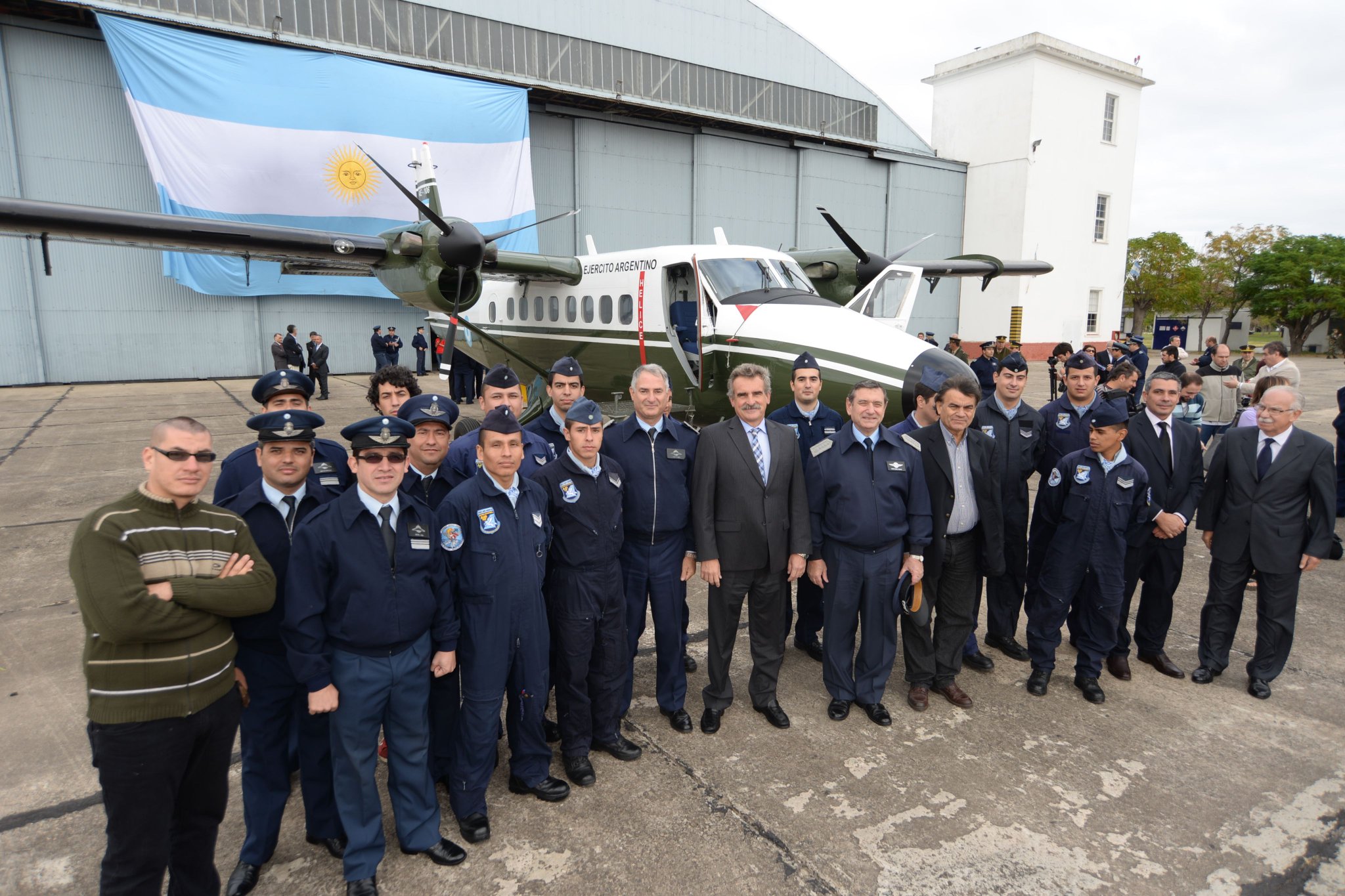 La Fuerza Aérea Argentina entrega el Twin Otter AE-106 al Ejército Argentino CDsjCSIVIAEoz1-