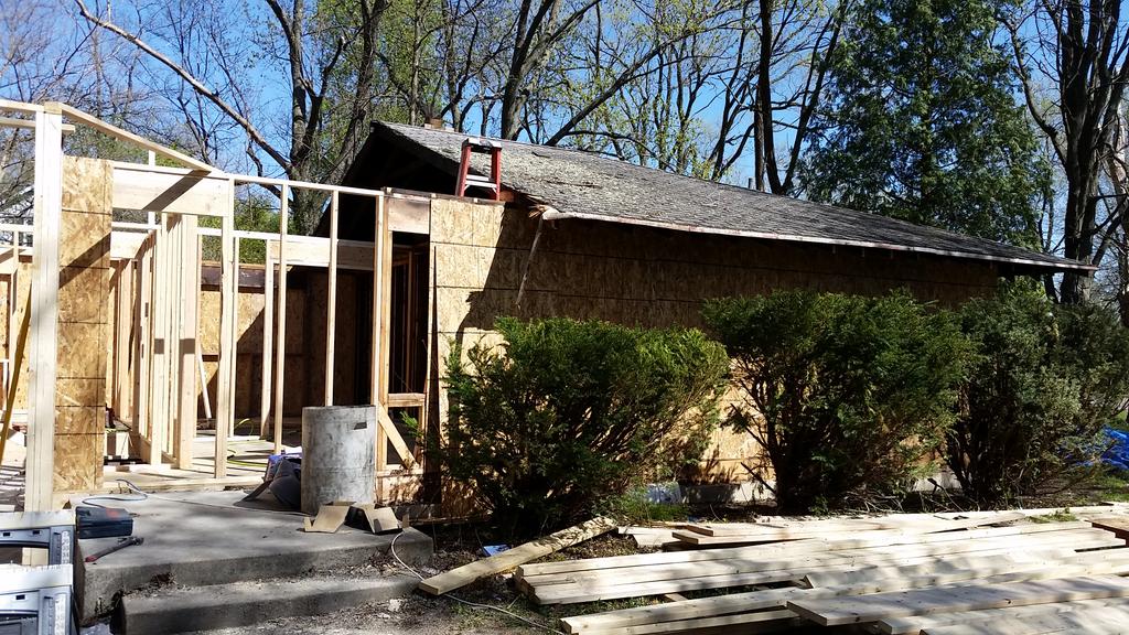 PurofirstofChi's tweet photo. Wall framing is 90% complete and now we start on the roof! http://t.co/o3whLygUhq