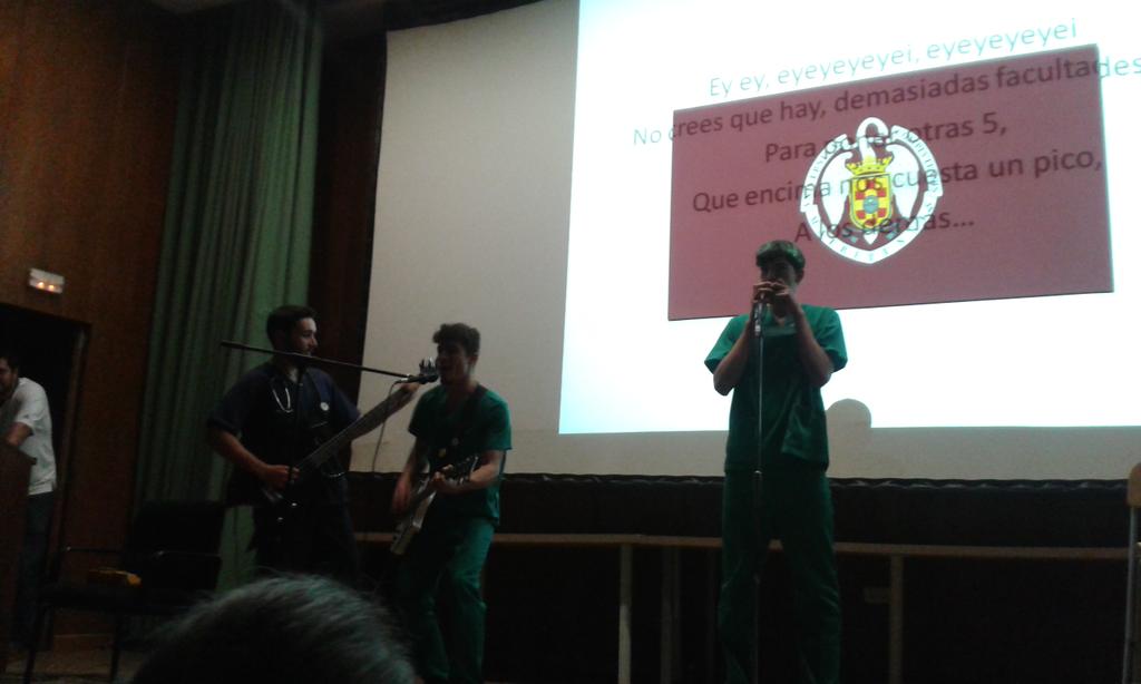 VeterinariaUCM's tweet photo. Macarena, Grease, magia, reivindicaciones musicales... lo q no consiga @enclavedemuUCM @VeterinariaUCM http://t.co/ZlvBFt4Bvf