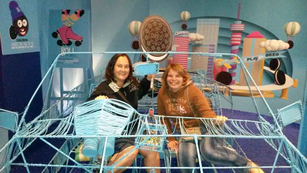 Karli_2's tweet photo. #playwithoreo #kidsnightout #sugarrush #livingthelife #bff #oreomonsters #oreocity #balloons http://t.co/pIEJ4o3zmZ