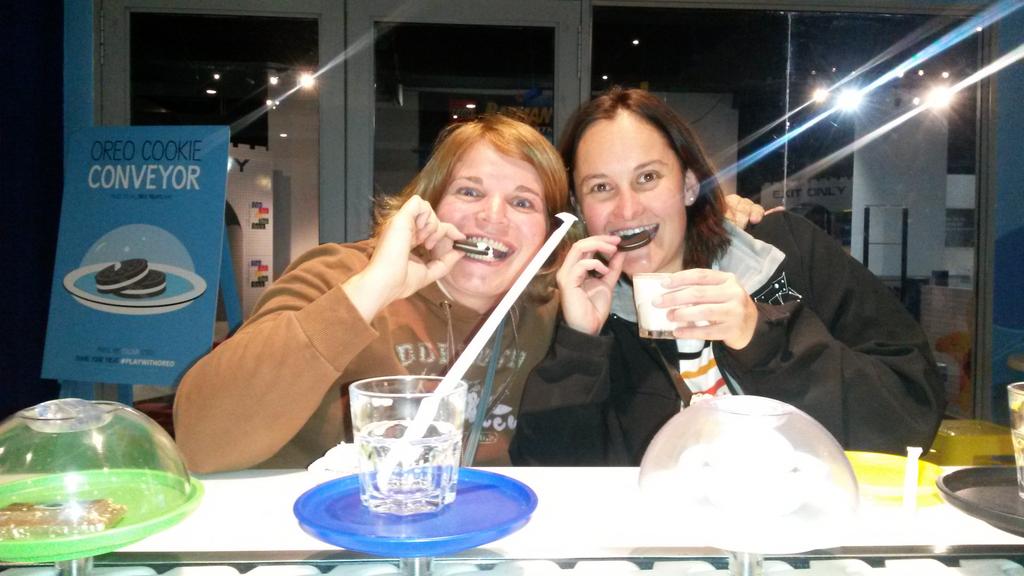 Karli_2's tweet photo. #playwithoreo #bff #feelinglikekidsagain #oreofaces http://t.co/SABD5ehp2i