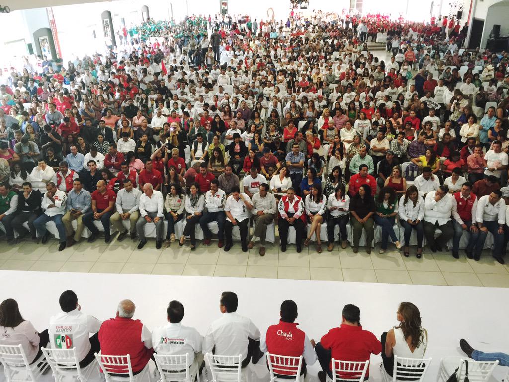 valeria_guzman_'s tweet photo. Una gran familia de priistas que trabajaremos para seguir transformando el futuro de #Zapopan @CCQ_PRI @ChavaRizo #D4 http://t.co/q6eeg7FDHt