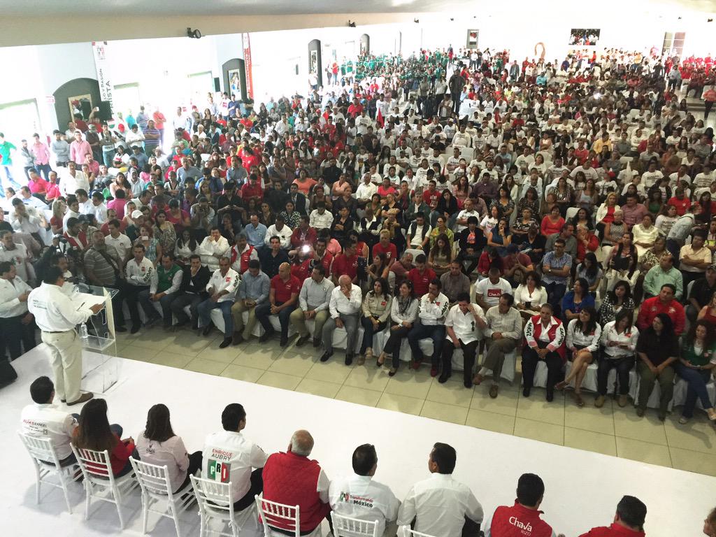 valeria_guzman_'s tweet photo. Una gran familia de priistas que trabajaremos para seguir transformando el futuro de #Zapopan @CCQ_PRI @ChavaRizo #D4 http://t.co/q6eeg7FDHt