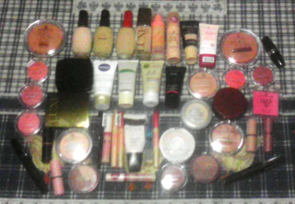 joisdiva's tweet image. My makeup collection! *o*
Brands: @AvonInsider @essence_DE @garnierUSA @niveauk @Maybelline @LOrealParisUSA 
xoxo :-*