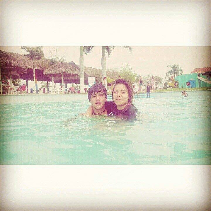 hoy 3 meses con el mejor del mundo lo mejor que me a pasado *w* 
mi vidaa <3 te amooo :3