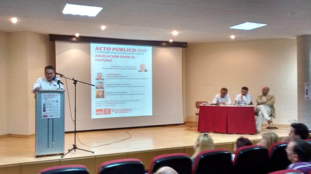 psoe_almoradi's tweet photo. Jaime Pèrez Pacheco hablando sobre la educación en nuestro municipio #YoConJaime #LoVamosaArreglar http://t.co/f8rW0w8zNR