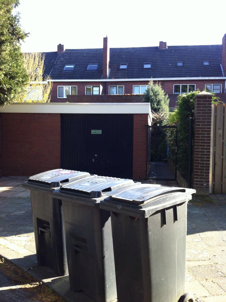 Une1971's tweet photo. @gemeentevenlo @afvalinzameling En alweer precíes op de oprit #dezoveelstekeer http://t.co/lRqzF6Qa1b