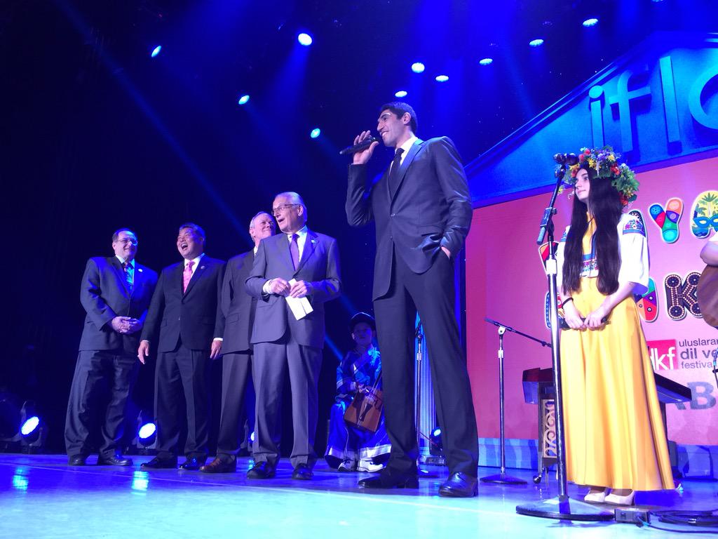 hakansukur's tweet photo. ABD Kongre Üyesi Senatörler ve NBA'den basketbolcu @Enes_Kanter kardeşim Türkçe Olimpiyatları'na katıldı. http://t.co/vv7xgVW2hU