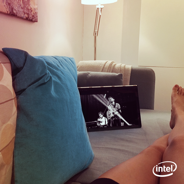 IntelJapan's tweet photo. 今日は家でゆっくり映画鑑賞するのも良いですね♪ #2in1 #yoga3pro #tentmode http://t.co/uvbHm0k4cy http://t.co/NH9xNep4kP