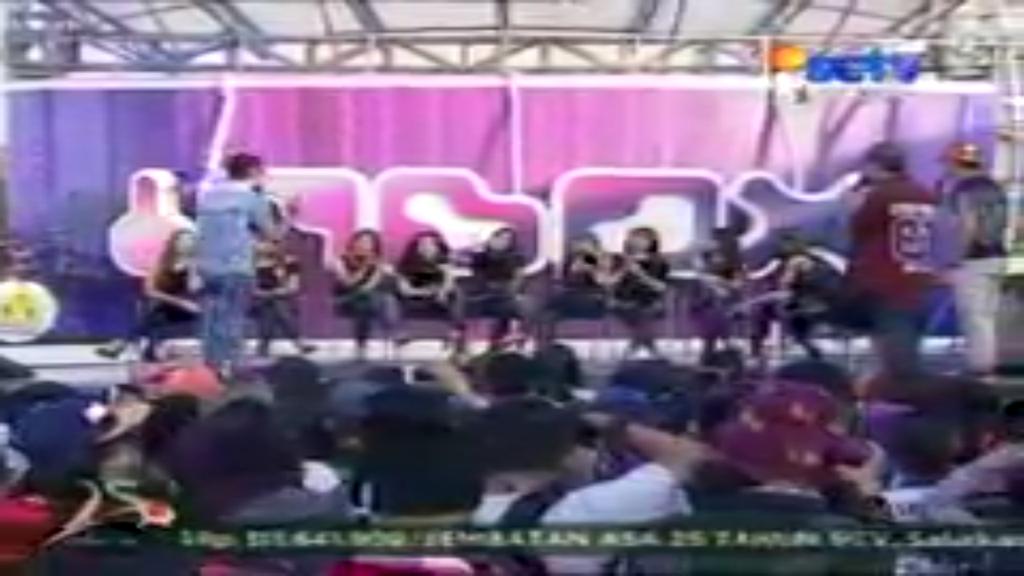 mi_ChristyChiBi's tweet image. RT @InboxSCTV_ @Cherrybelleindo udah ada di panggung nih, yuk nonton dan jangan lupa tweet comment kamu ya #Nginbox