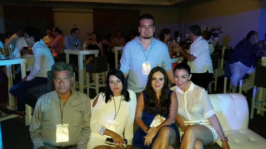 gsalum7's tweet photo. En la premiación en Huatulco GNP 2015 de Agentes Noveles. Felicidades Yadira, Angy y José. Con Aaron Guel. http://t.co/fRt0Cb9Qlt