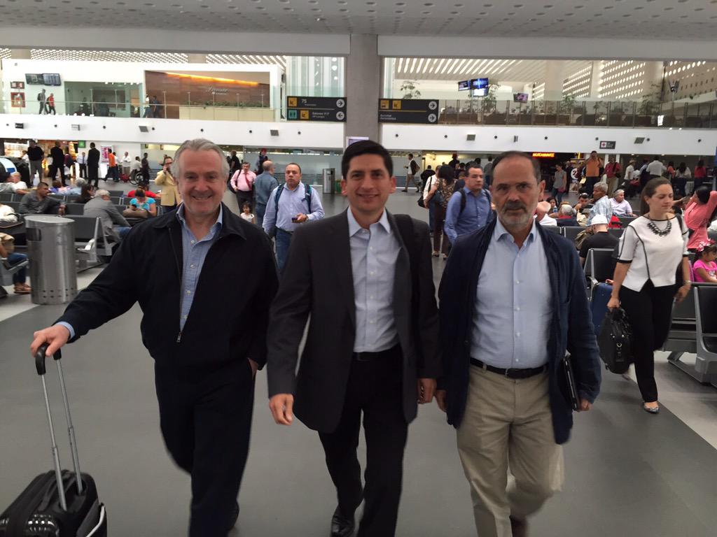 FelipeCantuR's tweet photo. De regreso a #NL acompañado de @GustavoMadero @SantiagoCreelM nos vemos en San Nicolás. #CambiemosElRumbo http://t.co/b1hC1qtnI9