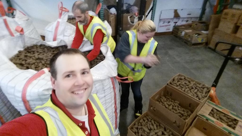 JasonRK's tweet photo. Sorting food at the Skagit Food Distro Center in Sedro Woolley #T0696 #TargetVolunteers @NBruschetto @MindyReher http://t.co/P0J2NO1PUA