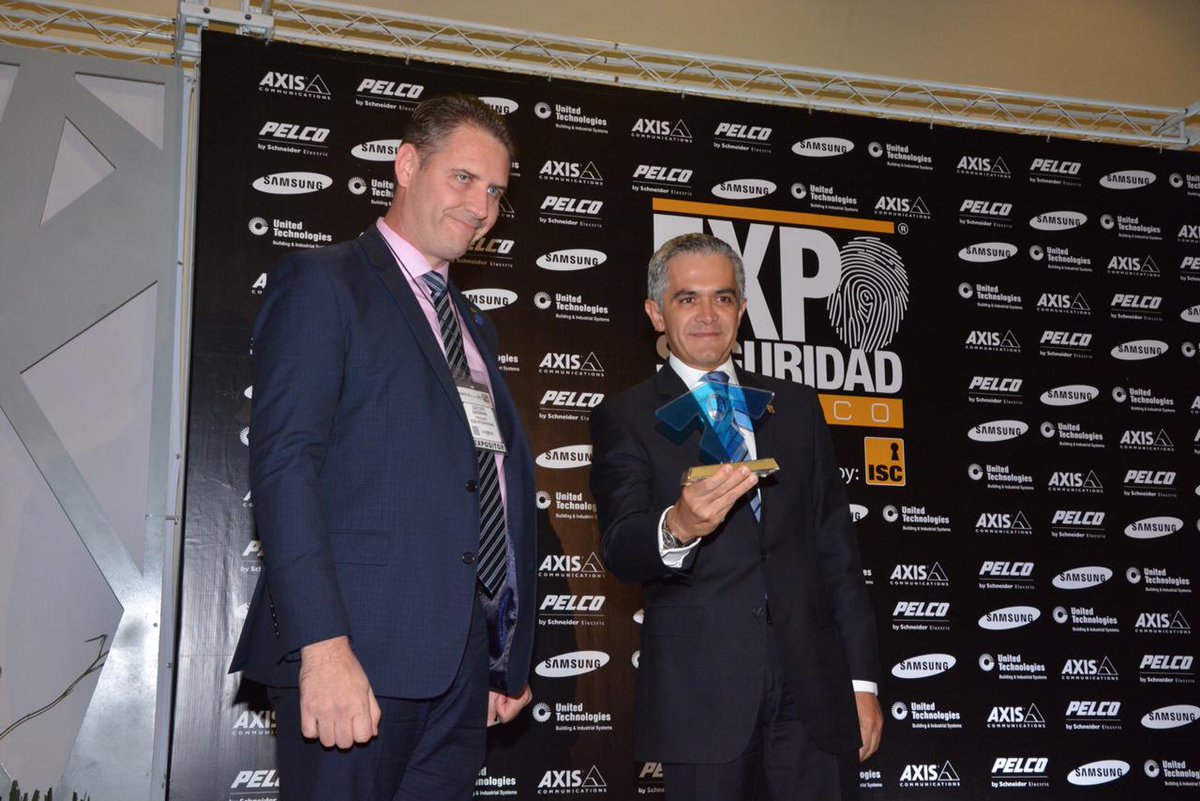 ManceraMiguelMX's tweet photo. Inauguramos la 13a. edición de la @ExpoSeguridad México 2015 donde se otorgó el Premio Cumbre ALAS 2014 #mm http://t.co/Tx10sIcrAI