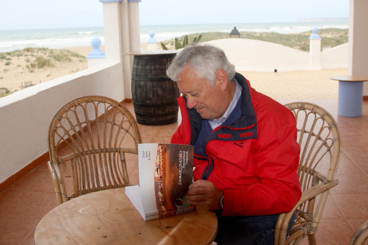 rar310845's tweet photo. Buenas noches! Éste es mi libro sobre Zahara. Espero q os guste!  @ELAdeZahara @ApartmentZahara @InfoZaharAtunes http://t.co/HfJTvj4g73