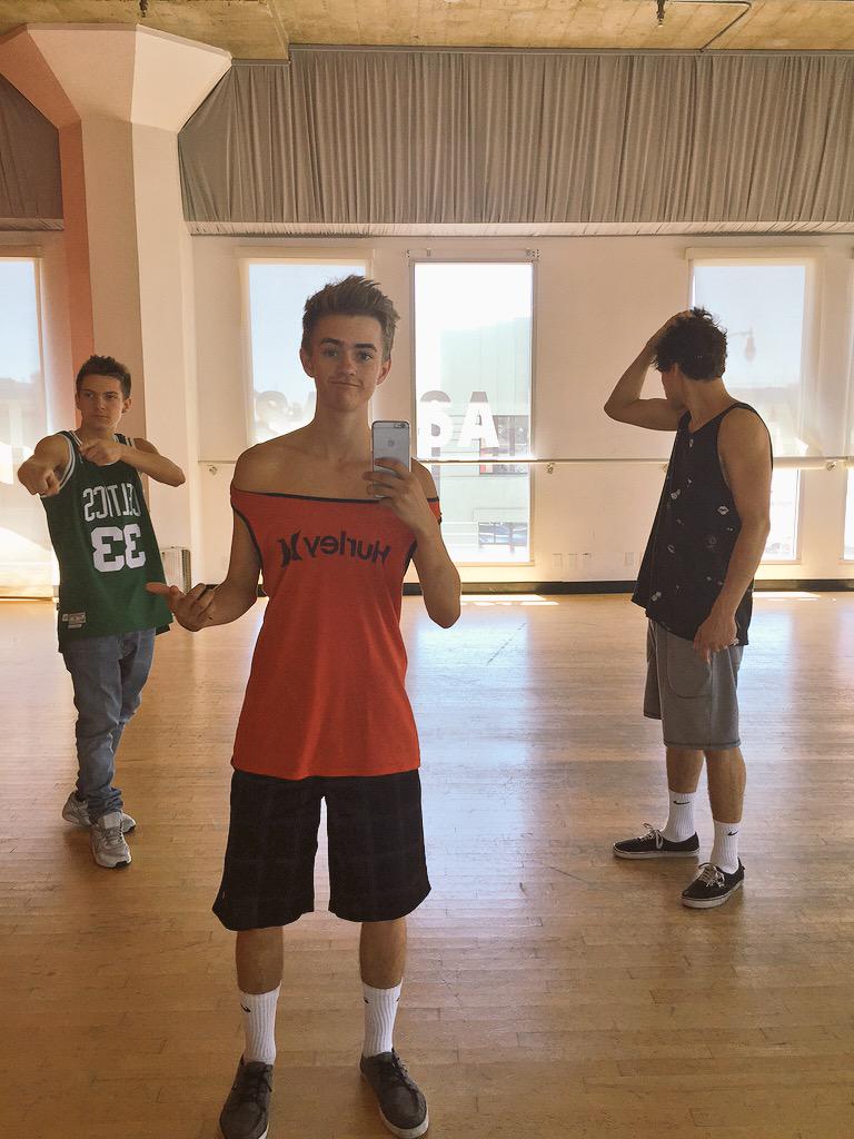 JVCKJ's tweet image. New tank trend. Don't sleep on it 😂