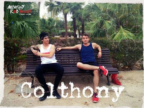 MNRFanClubBRA's tweet photo. Imagine... você andando pela pracinha quando de repende #Colthony sentados no banco 😍 #BroTuesday http://t.co/12QShzWJQD
