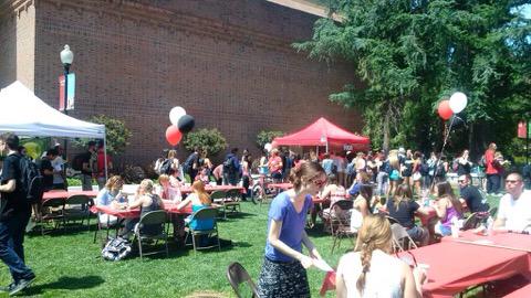 theorion_news's tweet photo. The Senior Sendoff at @chicostate, congratulations graduating class of 2015. 🎉 (Photo credit @Stina127) http://t.co/diRRrDlH4k