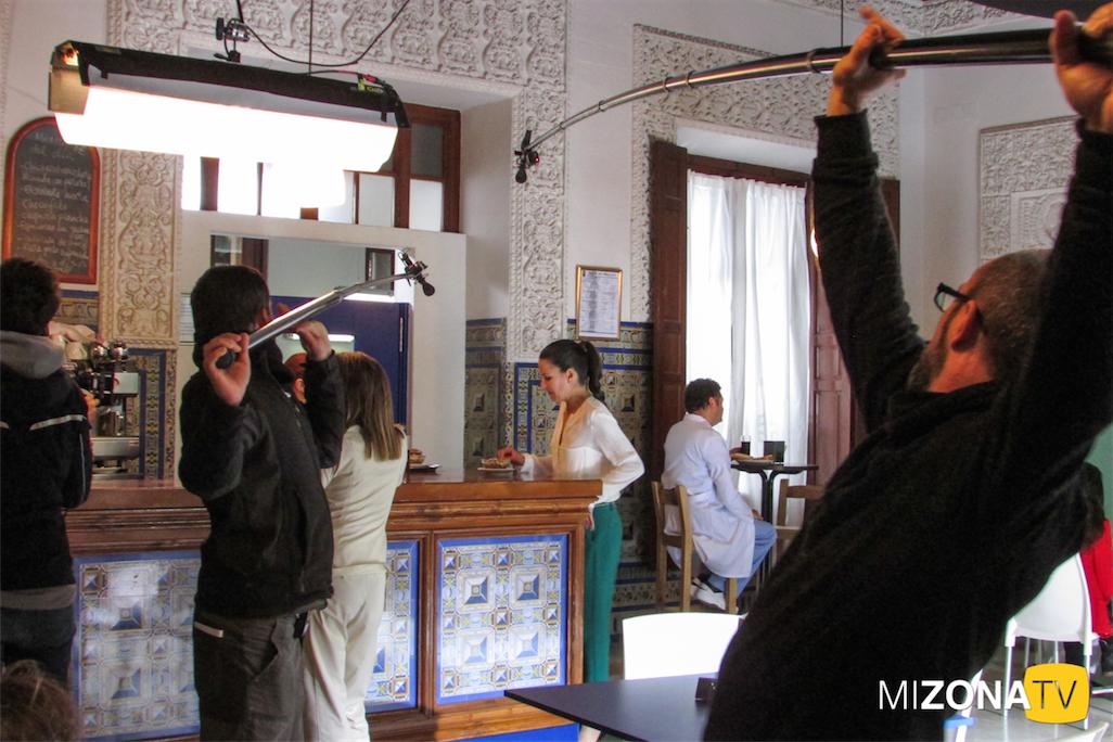 mizonatv's tweet photo. #AllíAbajo4: Así se grabó la escena de los caracoles en el bar dirigida por @JoaquinMazonL. @mizonatv estuvo allí. http://t.co/HWiwo192Pa