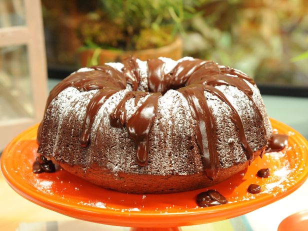 FoodNetwork's tweet photo. Beer makes everything better— even @ChefMarcela's showstopping Chocolate Stout Bundt Cake: http://t.co/0MOnSNkHwq! http://t.co/gIJ1ve7LhL