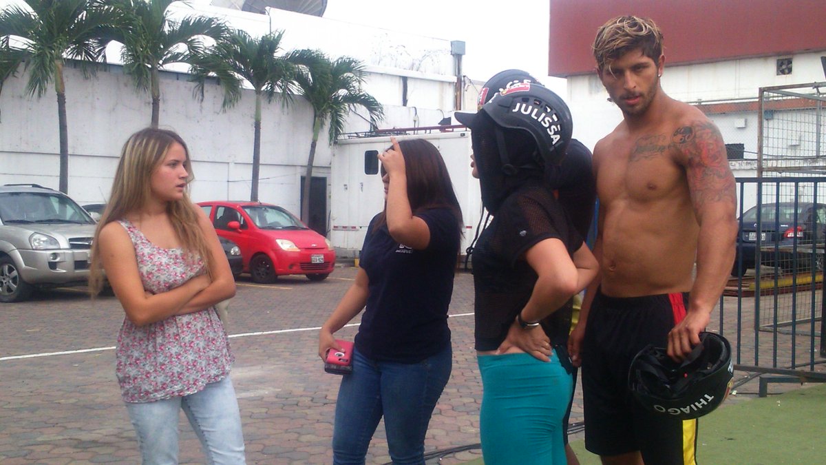 TCdeportesEC's tweet photo. ¡Esta foto merece MUCHOS retuits! ¿Por qué? @MayraC7tc usa el casco de @JulissaC7tc.

#YoCreoQueEs lo mejor. http://t.co/mvdiphzOQx