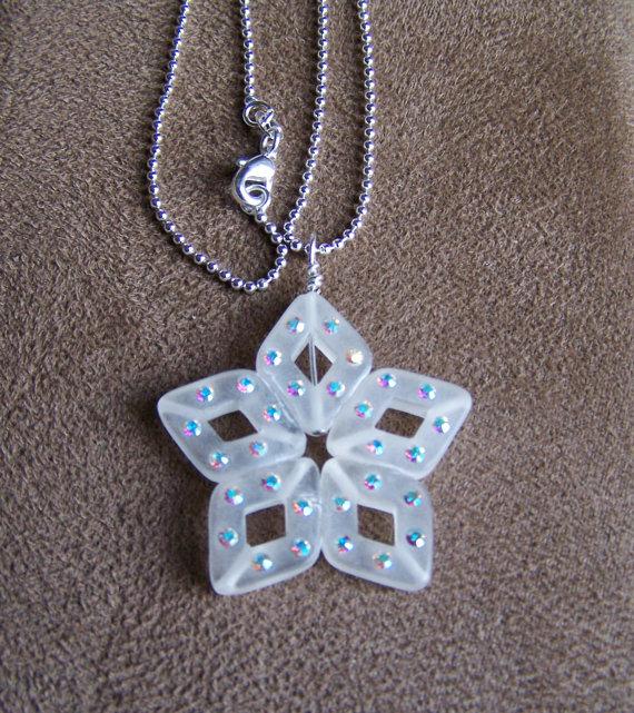 rhumphrie2's tweet photo. Swarovski resin crystal white snowflake pendant st http://t.co/jJXjIJBkFb  #pottiteam http://t.co/VlziatMBll