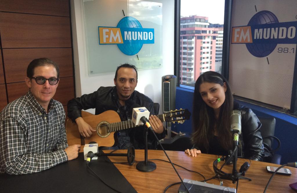 fmmundo's tweet photo. @Sinkarmaoficial ya está en #HolaMundo con @robertoecuador listos para una entretenida entrevista #EsHoy http://t.co/9IqgRtEbJi