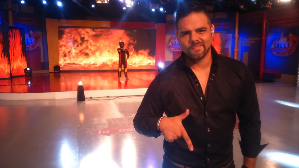 TCdeportesEC's tweet photo. ¡Hasta el mismo @Ronaldfarina ha quedado sorprendido con la llegada del campeón!

Tuitea: #YoCreoQueEs http://t.co/oqWKlOvT4B