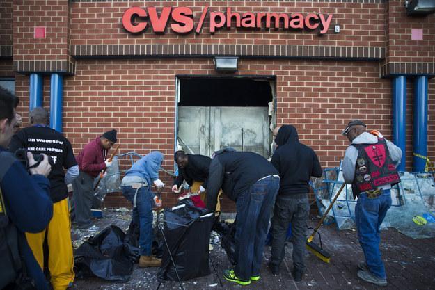 ImranHSarker's tweet photo. NOW: Some of the protesters in Baltimore came to help clean up the CVS that was burned by looters. #Baltimore http://t.co/D38RPuX0RY