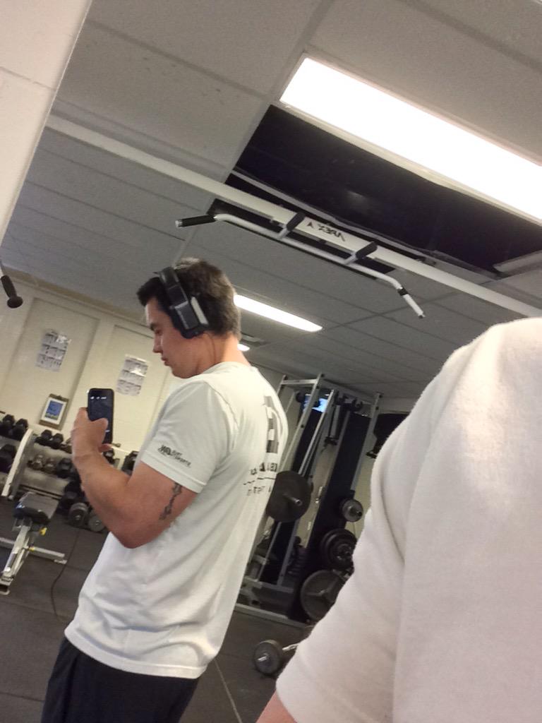EricGards's tweet photo. Time to get at it.  #guns #BackDay #bodybuilding.com #sunmerscoming http://t.co/II6sKPy8qU