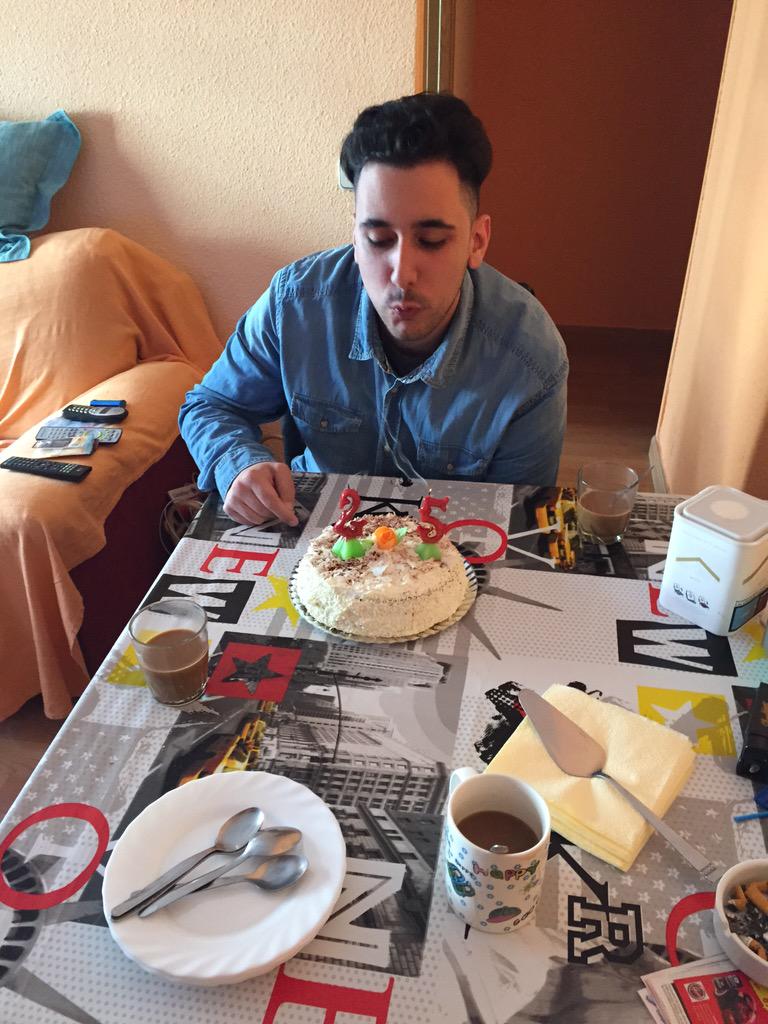 Sorayii2's tweet photo. Espero que te hayan gustado ls regalits mi niño y hayas disfrutado de tu dia que te lo mereces!!Te Quiero cn locura❤️ http://t.co/51bi9nrfK4