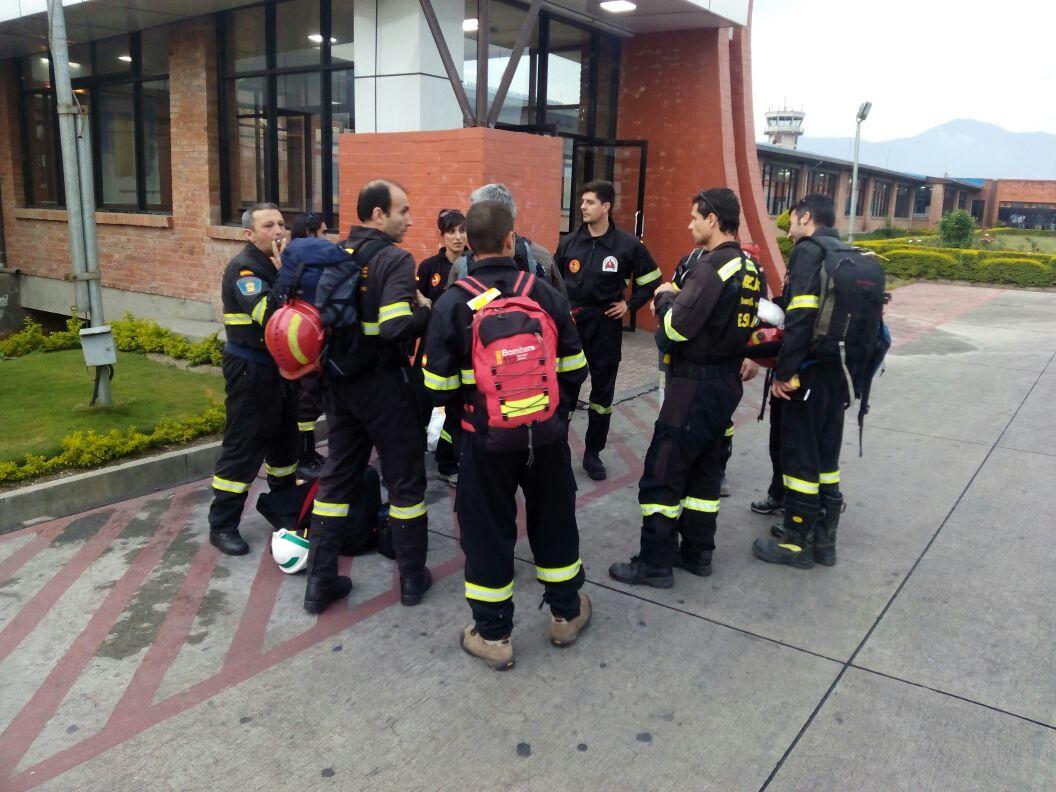 ANEPPCE's tweet photo. Equipo de @BSF_spain registrados y trabajando intensamente en #NepalEarthquake Fotos de partida. http://t.co/ieBrbfKbW3