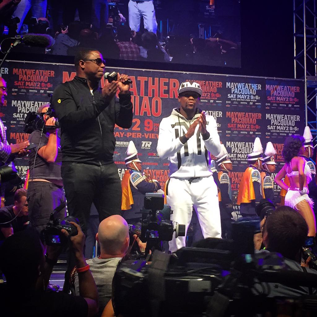 ats_fight's tweet photo. .@FloydMayweather giving love to the fans. #MayPac #Mayweather #TMT http://t.co/8IY7SeSld2