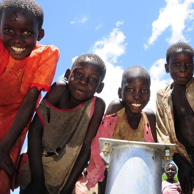 DropInTheBucket's tweet photo. Children excitedly gathering around a half installed well pump. #Uganda #Africa #dropinthebucket #water #waterforal… http://t.co/f1OtSsrM98