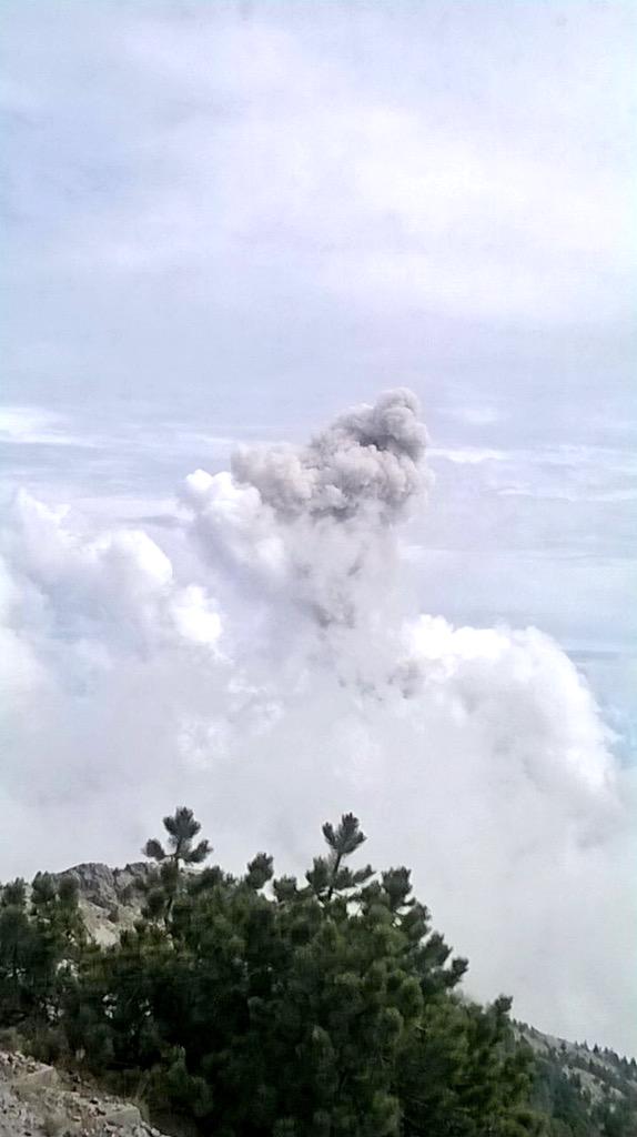 nmasforo's tweet photo. Volcán de #Colima registra nueva exhalación de 2 mil 500 metros de altura (vía @PCJalisco ) http://t.co/y7GL1oFsdv
