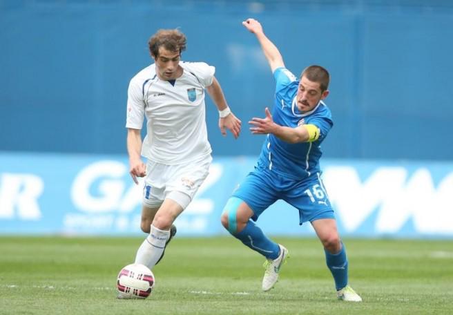 Ademi (R) battles for the ball