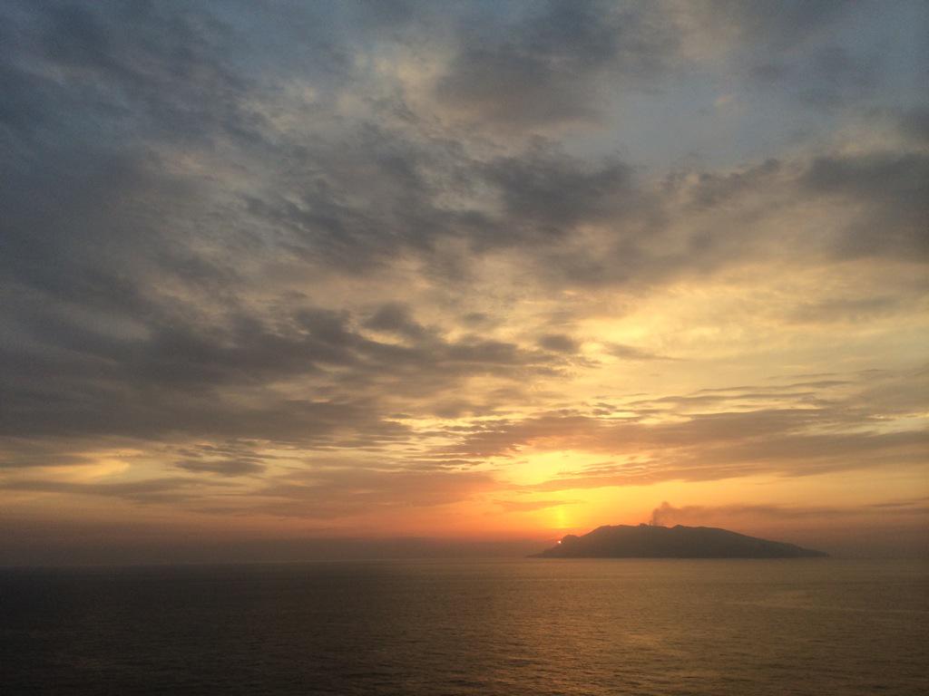 dorothydesu's tweet photo. ありがとう屋久島〜ありがとう鹿児島〜熊本〜大分〜宮崎〜桜島。とっても人があたたかくてまた大好きになった〜偶然くじらとイルカを見た、そしたら今朝たくさんのイルカが出てきてそのうち二頭は白イルカっていう素敵な夢だった〜最後までありがとう〜 http://t.co/vAl4kl9XE6