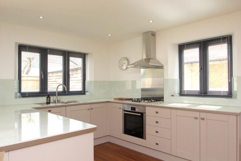 ShortLetsOxford's tweet photo. #NewInstruction. Three bedroom house in #Woodstock. @BlenheimPalace @WoodstockOxon #HolidayLet #ShortLet #property http://t.co/Vdh0Suh6P4