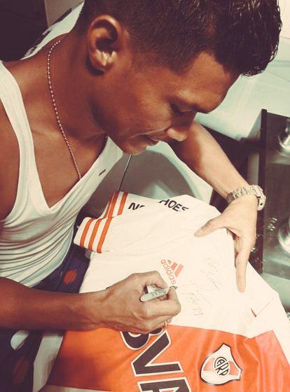 PaginaMillo's tweet photo. Todos los que nos Sigan en este Twitter tambien participaran del Sorteo por la camiseta firmada por @TeoG29 http://t.co/2xpIizbu5f