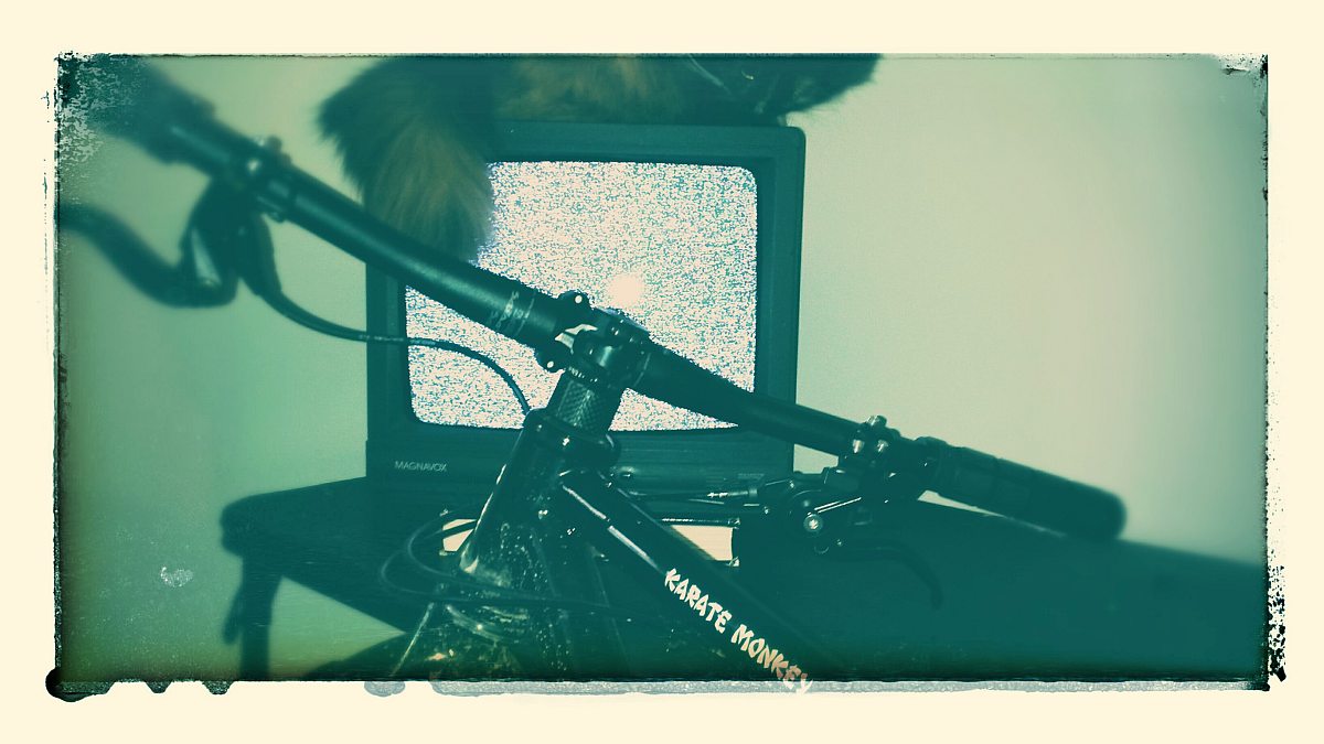 Hot mystery girl, a cat and a creepy motel room. themountainbikelife.com/2015/04/the-re…