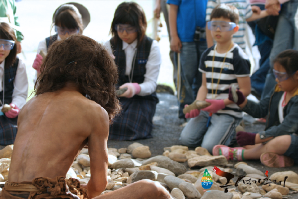 유적지를 활보하면서 구석기 시대를 살아가는 전곡리의 호모에렉투스 전곡리안들도 만날 수 있어요.
전곡리안들은 축제장 곳곳에서 석기를 만들며 살고 있답니다. (-:
호모에렉투스 전곡리안들을 만나면 반갑게 맞아주세요