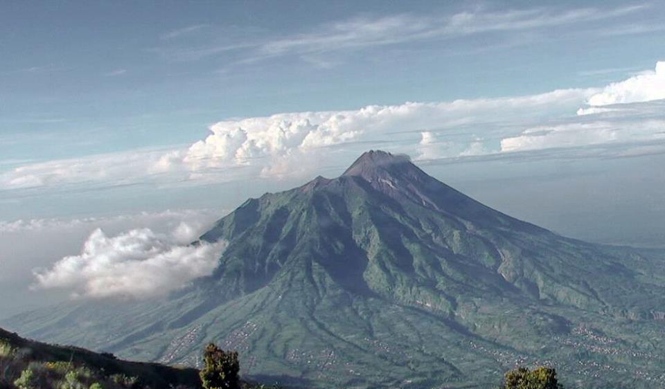 infojogja's tweet photo. RT @LeopoldAdam: 29apr #MERAPI 
Visual dr lereng #Merbabu pagi ini. Cuaca cerah berawan, puncak angin bertiup kencang http://t.co/7onKJCS1VC