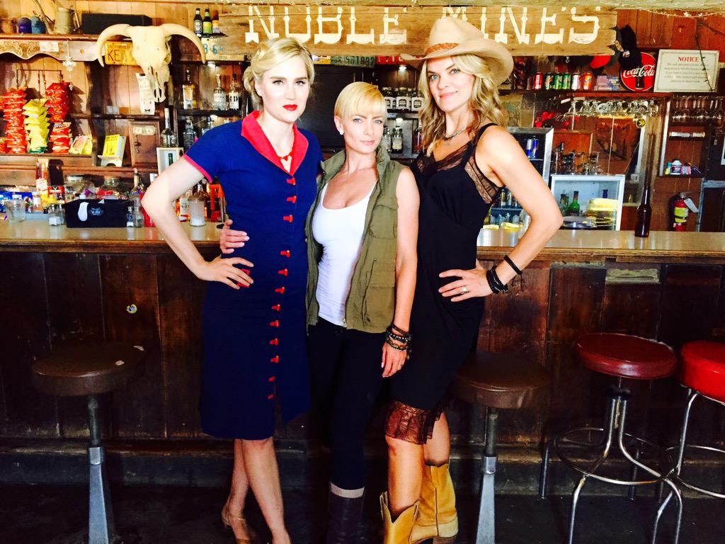 theJaimePressly's tweet image. @misspyle @NoraKirkpatrick #JFalls reunion!! #JoshuaTree #FunTimeMemories