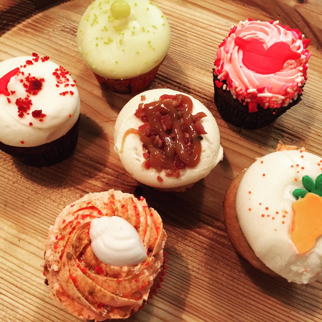 VinGoatCdM's tweet photo. Enjoying some deliciousness from @bubba_sweets for lunch! #cupcakewars #cupcakes #OC #CDM #HB http://t.co/gPFQZPWZSG
