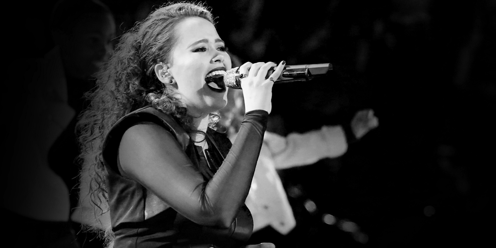 NBCTheVoice's tweet photo. .@iamhannahkirby slays @Imaginedragons with this “Radioactive” last chance performance. #VoiceResults http://t.co/hlh21L2aUo