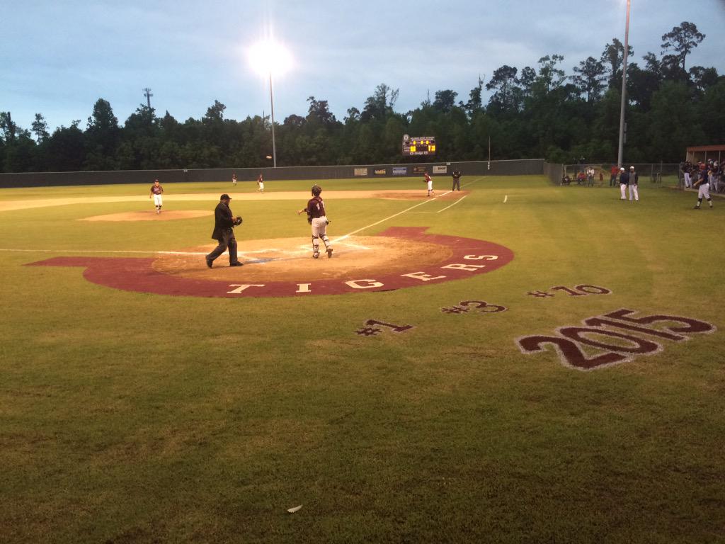AndrewKFDM's tweet photo. HJ leads Silsbee 3-0 heading into the 4th inning! http://t.co/YSEe8A4RbD